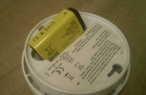 Smoke detector with battery